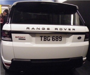 Black Pack зад Range Rover Sport