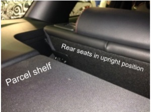 Задняя полка в стандартном положении / задние сидения с электрорегулировкой наклона спинки в вертикальном положении 